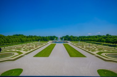 Schleissheim, Almanya - 30 Temmuz 2015: Royal garden palace özelliği inanılmaz organize yeşil çalılar ve çakıl yollarda, görkemli tasarım, güzel mavi gökyüzü ile