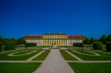 Schleissheim, Almanya - 30 Temmuz 2015: muhteşem Bahçe avenue, güzel mavi gökyüzü ile mesafeden görüldüğü gibi ön bina ana Sarayı