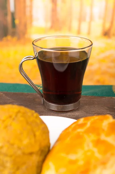 Glazen kopje fragant koffie, metalen handvat aan linkerzijde — Stockfoto