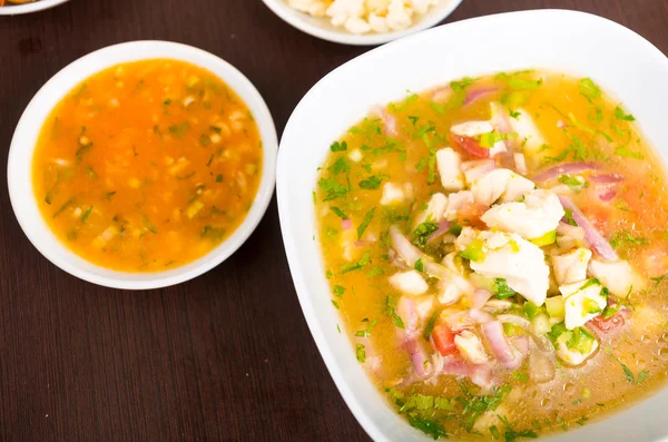 Ceviche tradicional de Ecuador, trozos de pescado con verduras — Foto de Stock