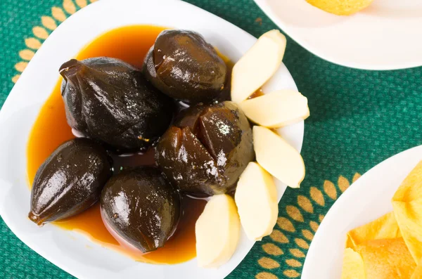 Söta och sallad efterrätt traditionellt av Ecuador serveras på en vit maträtt, fikon och ost — Stockfoto