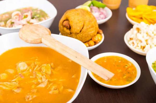 Colher de madeira em um lado de prato branco, sopa de peixe em uma mesa com comida tradicional — Fotografia de Stock