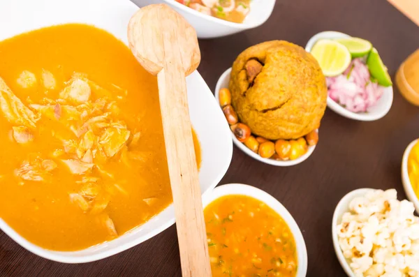 Sopa de peixe servida em um prato de carne, na colher de madeira lateral. Comida tradicional atrás — Fotografia de Stock