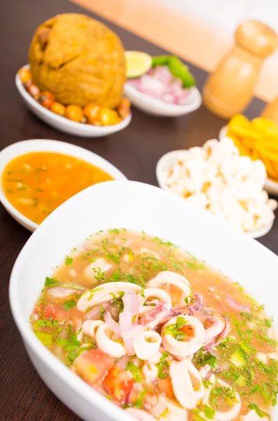 Heerlijke ecuadorin ceviche van inktvis met pikante saus en achter bolon en popcorn — Stockfoto