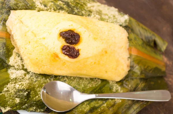 Leckerer und traditioneller Quimbolito, süßer Kuchen mit Rosinen auf Achira-Blatt — Stockfoto