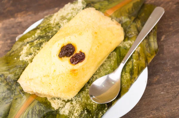 Quimbolito geserveerd op witte schotel klaar om te worden gegeten, Ecuador tradities — Stockfoto