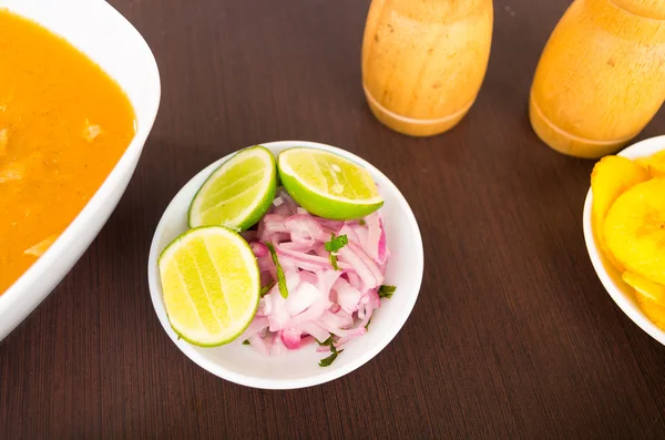 Bawang cincang dan lemon, lauk sup ikan — Stok Foto