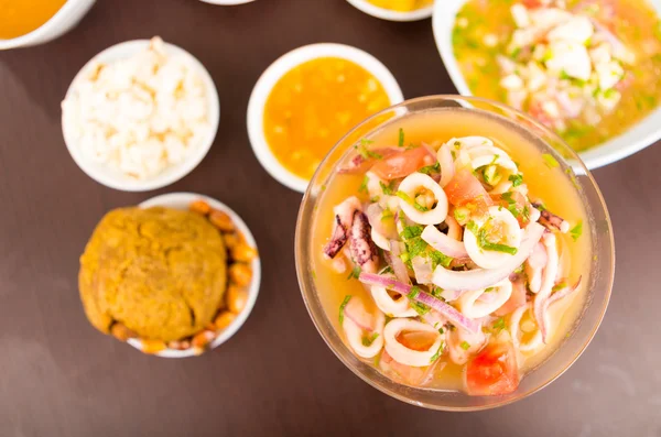 Foco seletivo em lulas e ceviche de polvo em uma mesa de madeira — Fotografia de Stock