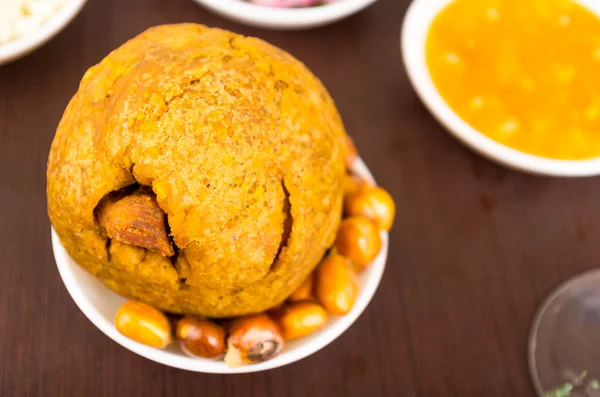 Banane frite en purée avec viande de porc, bolon traditionnel et maïs frit — Photo