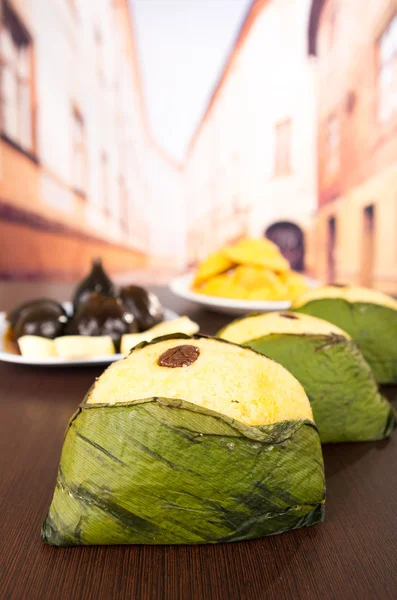 Delicious traditional sweet dessert wrapped on achira leaf — Stock Photo, Image