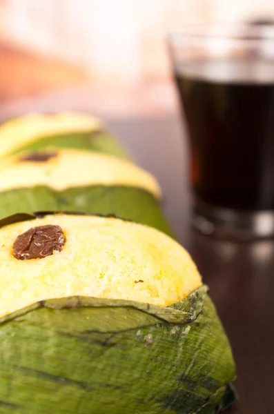 Quimbolito, traditionell ecuadorianska efterrätt med kaffe — Stockfoto