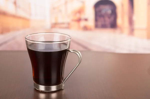 Läckra, fragant och bitter kopp kaffe som serveras på ett träbord — Stockfoto