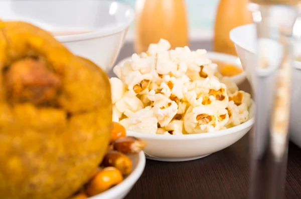 Popcorn served on a white dish, typical side dish of ceviche — Stock Photo, Image