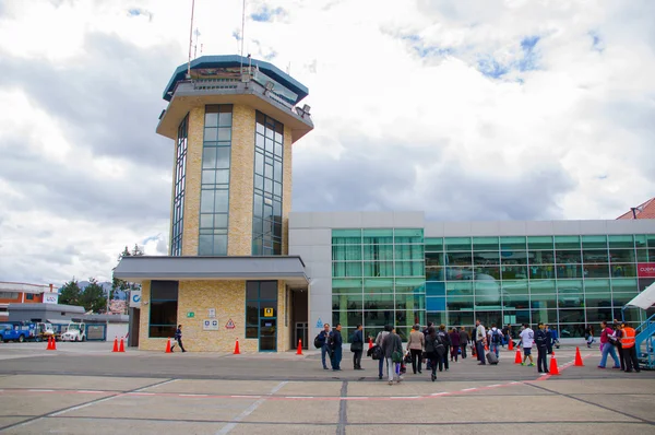 Cuenca, Ecuador - 22 de abril de 2015: Torre amarilla de control del aeropuerto junto al edificio de la terminal —  Fotos de Stock