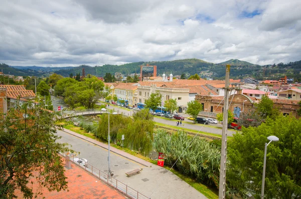 Cuenca, Ecuador - április 22-én 2015-re: Szép áttekintés része a város háztetőire látható zöld fák között — Stock Fotó