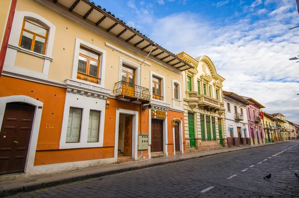 Cuenca, Ecuador - 22 de abril de 2015: Bridgestone carreteras en el centro de la ciudad con una arquitectura de edificios encantadores y hermosos, pequeñas casas adosadas proporciona un ambiente muy acogedor —  Fotos de Stock