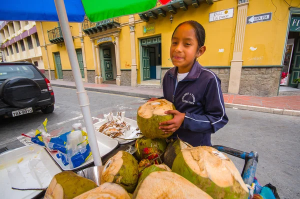 Cuenca, Ecuador - 22 aprile 2015: Giovane ragazza adolescente che lavora al negozio di biciclette da cocco nel centro della città, sorridente alla macchina fotografica — Foto Stock