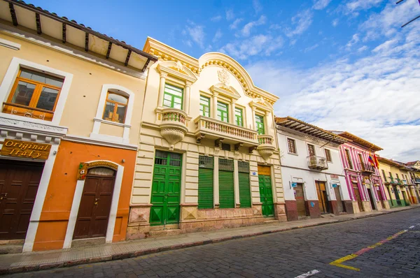 Cuenca, Ecuador - 22 April 2015: Bridgestone vägar i staden med charmiga och vackra byggnader arkitektur, små radhus ger en väldigt mysig atmosfär — Stockfoto