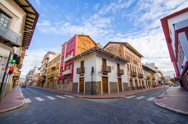 Cuenca, Ekwador - 22 kwietnia 2015: Bridgestone dróg w mieście centrum urocze i piękne budynki architektury, małe domki zapewnia panuje bardzo przytulna atmosfera — Zdjęcie stockowe