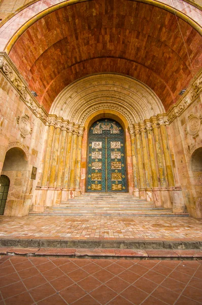 クエンカ、エクアドル - 2015 年 4 月 22 日: 古い重く詳細な装飾に建てられた扉大聖堂本館に掲載 — ストック写真