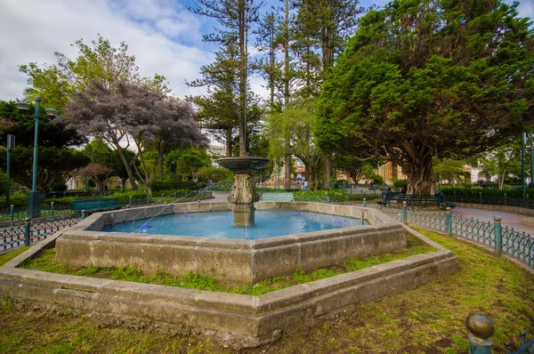 Cuenca, Ecuador - 22 de abril de 2015: Encantadora fuente de agua antigua de hormigón ubicada en la plaza principal —  Fotos de Stock