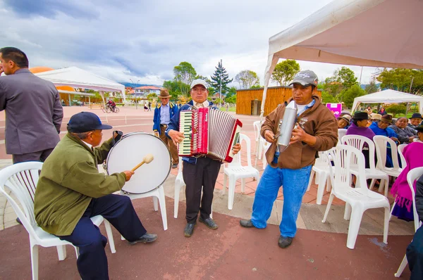 Cuenca, Ecuador - 22 aprile 2015: Banda locale di anziani che si esibiscono sulla piazza della città con fisarmonica, batteria e agitatori metallici — Foto Stock