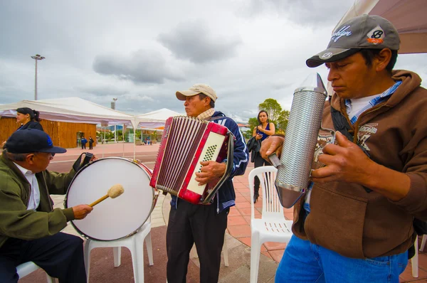 昆卡，厄瓜多尔-2015 年 4 月 22 日 ︰ 本地乐队的年纪大的人对城市广场使用手风琴、 鼓、 金属罐执行 — 图库照片