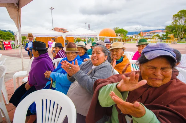 Cuenca, Ecuador - 22 aprile 2015: Gli anziani locali si godono uno spettacolo musicale sulla piazza della città, le signore applaudono e sorridono — Foto Stock