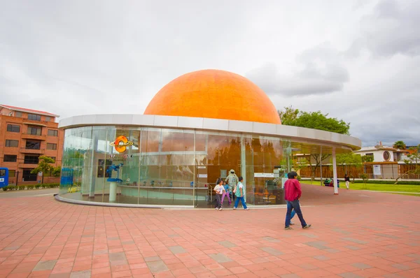 Cuenca, Ecuador - 22 April 2015: Planetarium gebouw gezien van buiten, cool architectuur met astronomische ontwerpelementen — Stockfoto