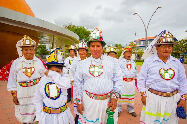 Cuenca, Ecuador - 22 April 2015: Lokale mannen dragen van prachtige traditionele ceremoniële constumes voorbereiden van prestaties — Stockfoto