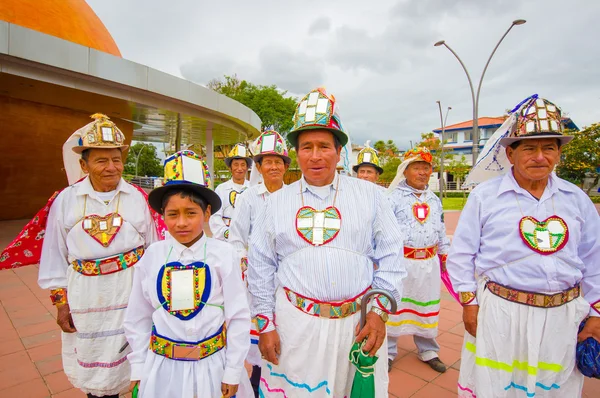 Cuenca, Ecuador - 22 April 2015: Lokala män bär vackra traditionella ceremoniella constumes förbereder för prestanda — Stockfoto