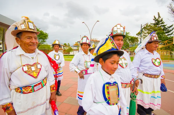 Куэнка, Эквадор - 22 апреля 2015 года: Местные мужчины в красивых традиционных церемониальных костюмах готовятся к выступлению — стоковое фото
