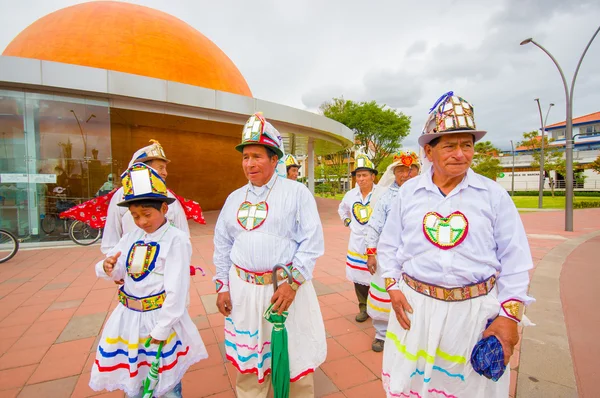 Cuenca, Ecuador - 22 de abril de 2015: Hombres locales vistiendo hermosas constelaciones ceremoniales tradicionales preparándose para la actuación — Foto de Stock