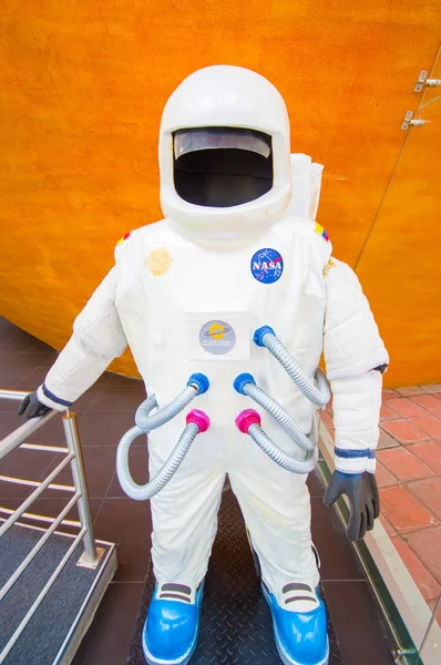 Куэнка, Эквадор - 22 апреля 2015 г.: модель космического костюма НАСА, часть планетарной выставки — стоковое фото