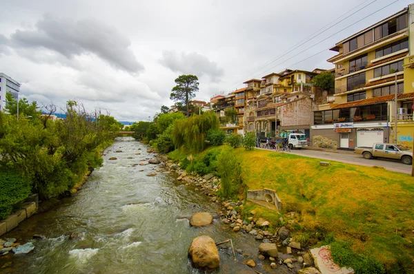 Cuenca, Ecuador - 22 April 2015: Sett Tomebamba floden som rinner genom staden Cuenca, lugn och grön sorroundings — Stockfoto