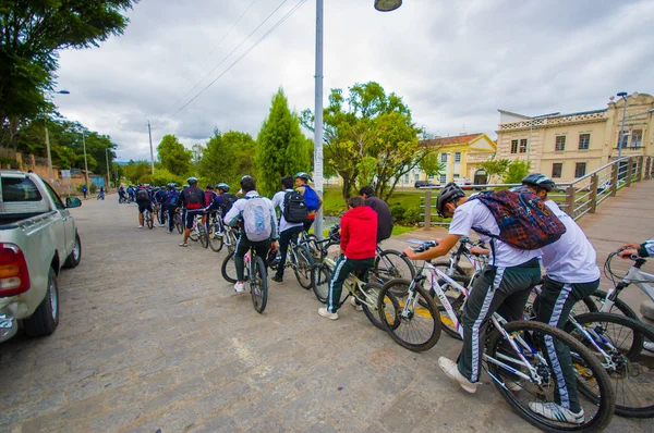 Cuenca, Ekvádor - 22 dubna 2015: Skupina studentů s školní uniformy cyklistika v řadě po městě — Stock fotografie