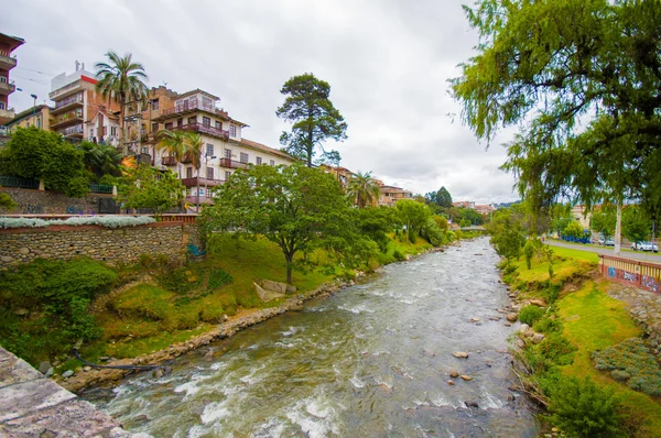 Cuenca, Ecuador - April 22, 2015: Tomebamba river as seen running through Cuenca city, peaceful and green sorroundings — Stock Photo, Image