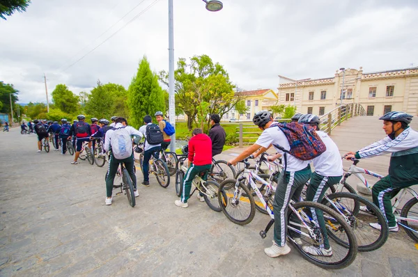 Cuenca, Ekwador - 22 kwietnia 2015: Grupa studentów z mundurki, jazda na rowerze z rzędu wokół miasta — Zdjęcie stockowe