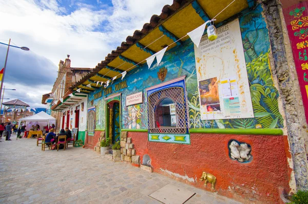 昆卡，厄瓜多尔-2015 年 4 月 22 日 ︰ 文化博物馆和咖啡馆建筑，很多彩小联排别墅 — 图库照片