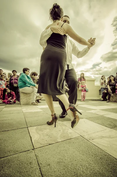 Cuenca, Ecuador - 22 de abril de 2015: Pareja interpretando estilos de baile latino en la plaza de la ciudad frente a una pequeña multitud —  Fotos de Stock