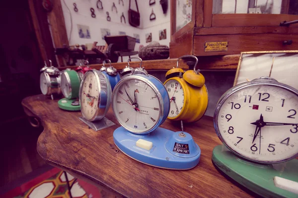 Cuenca, Ecuador-22 april 2015: oude kleurrijke Vintage alarm klokken gevonden in typische lokale pion shop — Stockfoto