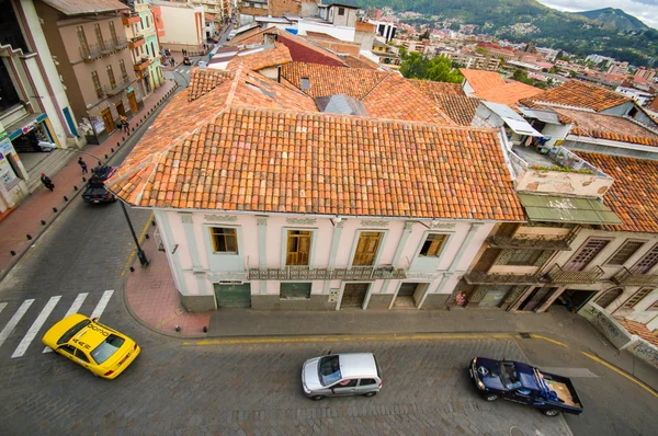 Cuenca, Ecuador - 22 aprile 2015: Tipica casa a schiera con distinto tetto di tegole rosse visto dall'alto, traffico mite all'esterno — Foto Stock