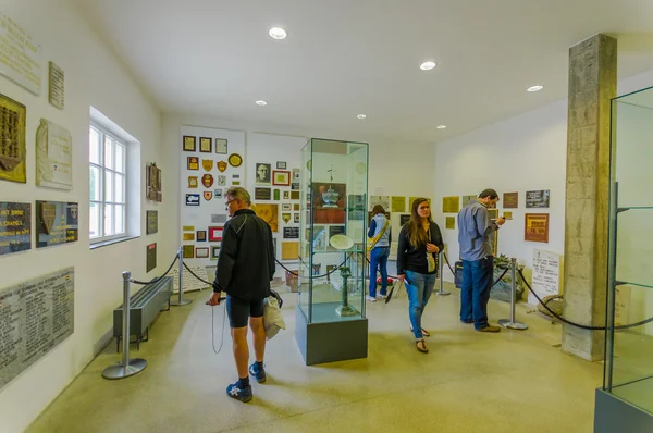 Dachau, Germania - 30 luglio 2015: Persone casuali che si guardano intorno all'interno dell'edificio museale del campo di concentramento — Foto Stock