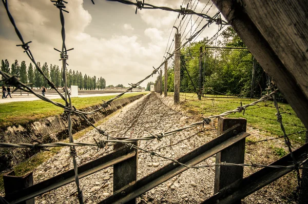 Dachau, Duitsland - 30 juli 2015: Een kijkje door prikkeldraad, greppel en hek installatie rond concentratiekamp — Stockfoto