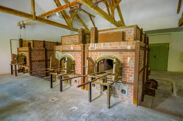 Dachau, Duitsland - 30 juli 2015: Bakstenen oven in crematorium gebouw tonen de gruwelijke realiteit van wat er is gebeurd in concentratiekampen — Stockfoto
