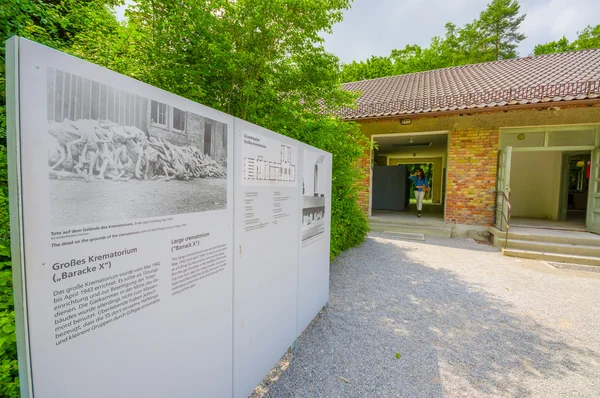 Dachau, Germania - 30 luglio 2015: Veduta esterna dell'edificio del krematorium con cartello informativo visibile a lato — Foto Stock