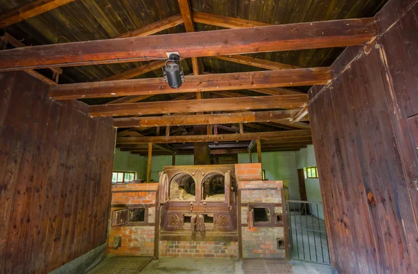 Dachau, Alemania - 30 de julio de 2015: Hornos de ladrillo dentro del antiguo edificio del crematorio que muestran la espantosa realidad de lo que sucedió en los campos de concentración —  Fotos de Stock