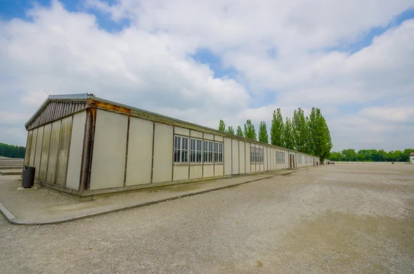Dachau, Alemania - 30 de julio de 2015: Edificio de barracón largo con vista exterior. parte de las instalaciones del campo de concentración —  Fotos de Stock
