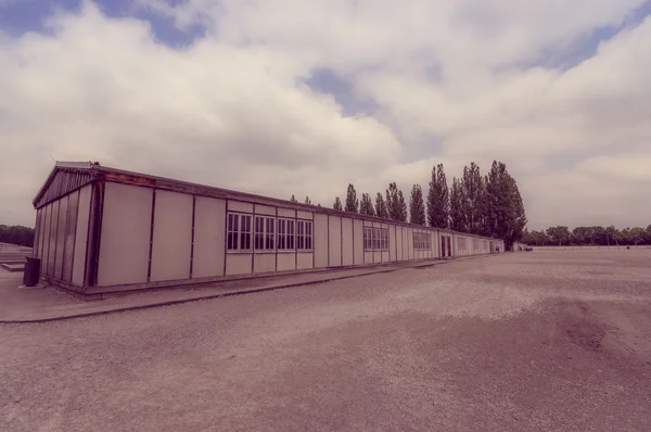 Dachau, Germania - 30 luglio 2015: Vista esterna lungo edificio della baracca. parte degli impianti dei campi di concentramento — Foto Stock