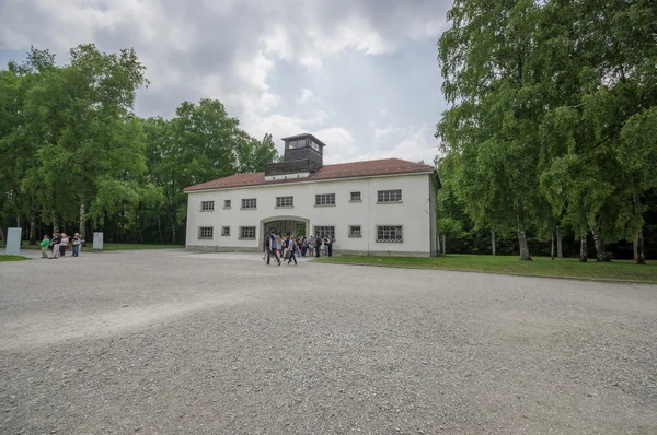 Dachau, Alemania - 30 de julio de 2015: Vista exterior del edificio de la administración delantera construido alrededor de la puerta de entrada en el campo de concentración —  Fotos de Stock